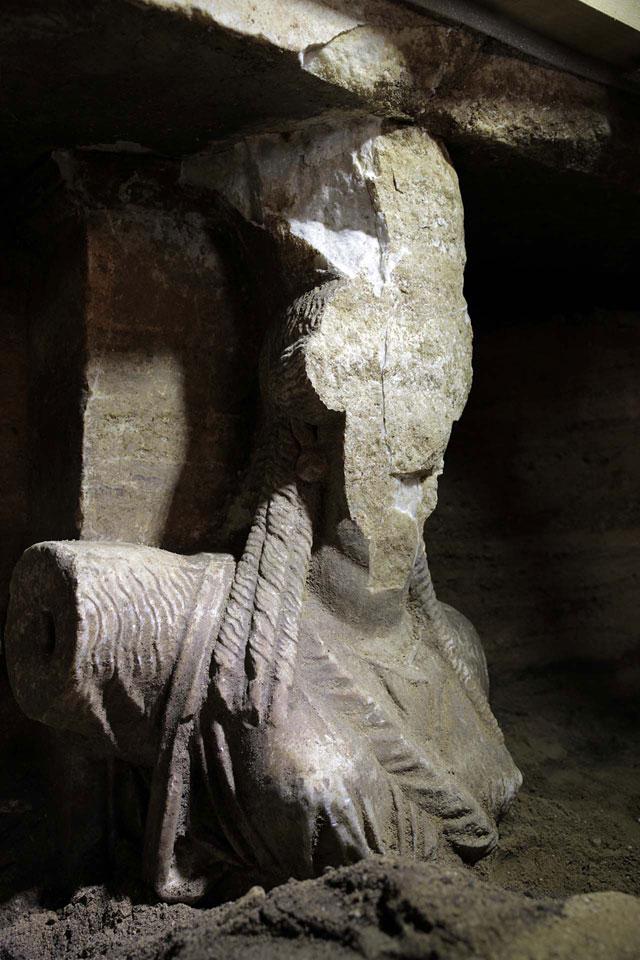 The mystery of the missing face of the Caryatid